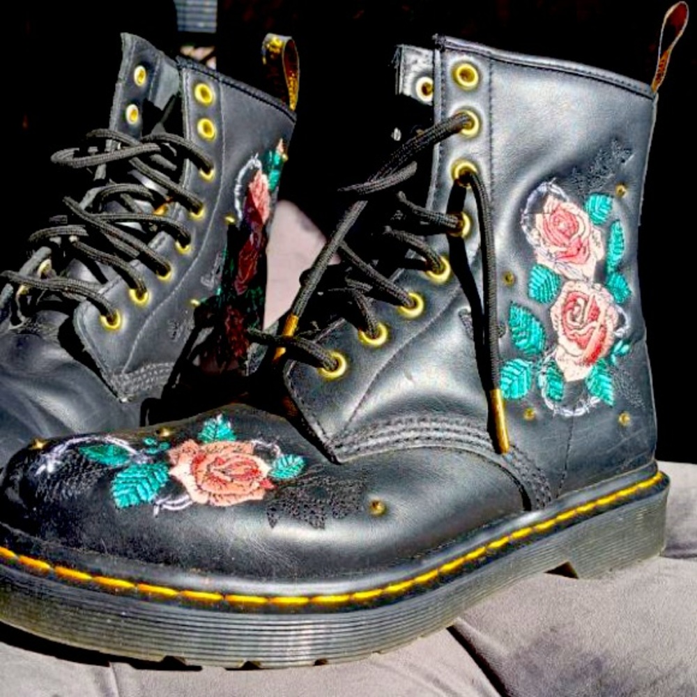Dr. Martens Vonda 1460 embroidered rose boots size 8